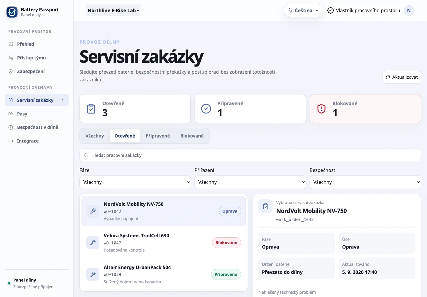 Řiďte servis z webového panelu: Technik pracuje s baterií v mobilní aplikaci, zatímco majitelé a vedoucí řídí provoz z webového panelu.