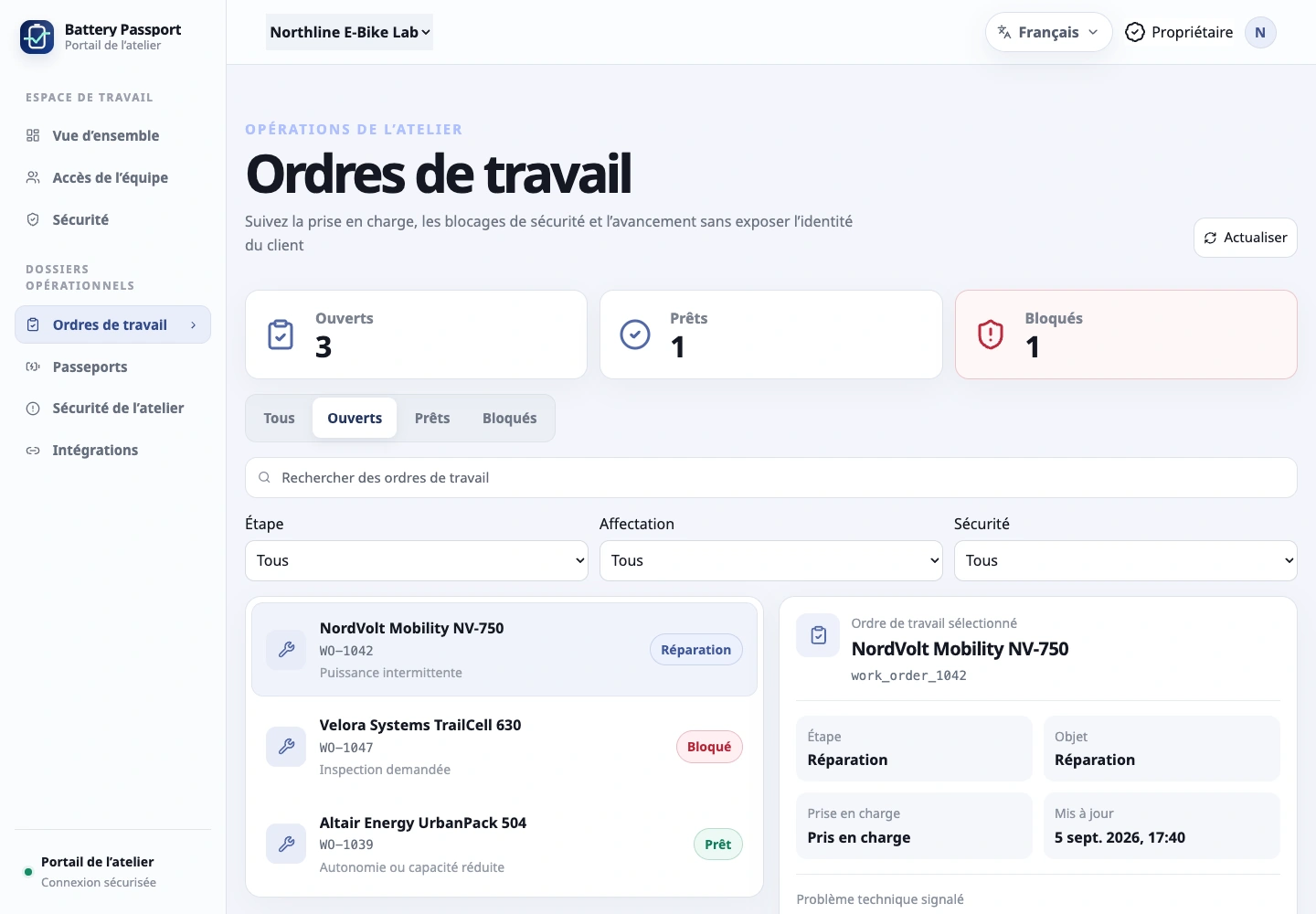 Pilotez l’atelier depuis l’interface web: Le technicien travaille sur la batterie dans l’application mobile, tandis que les propriétaires et responsables suivent l’activité depuis l’interface web.