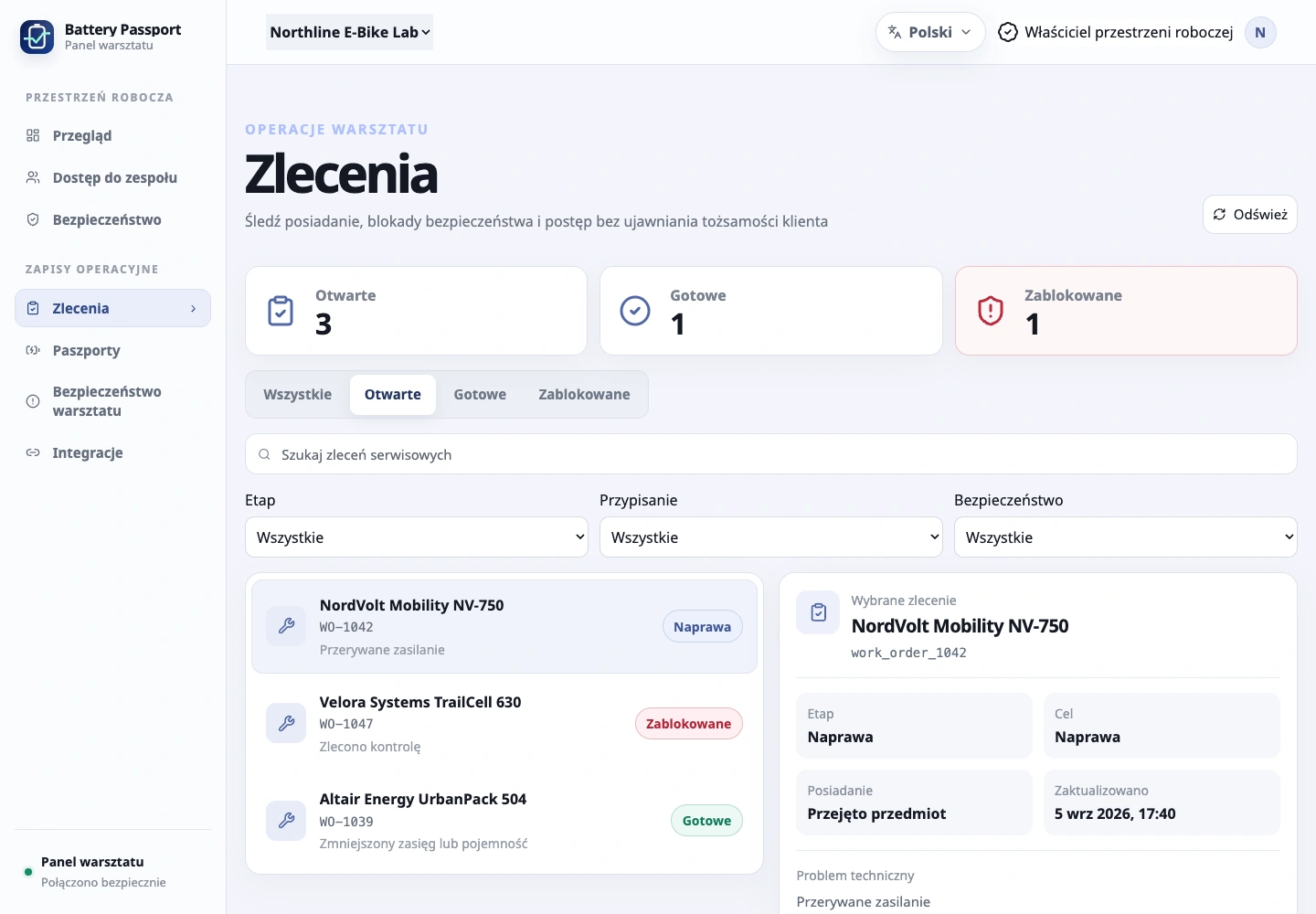 Zarządzaj serwisem w panelu internetowym: Technik pracuje z akumulatorem w aplikacji mobilnej, a właściciele i kierownicy nadzorują działanie serwisu w panelu internetowym.