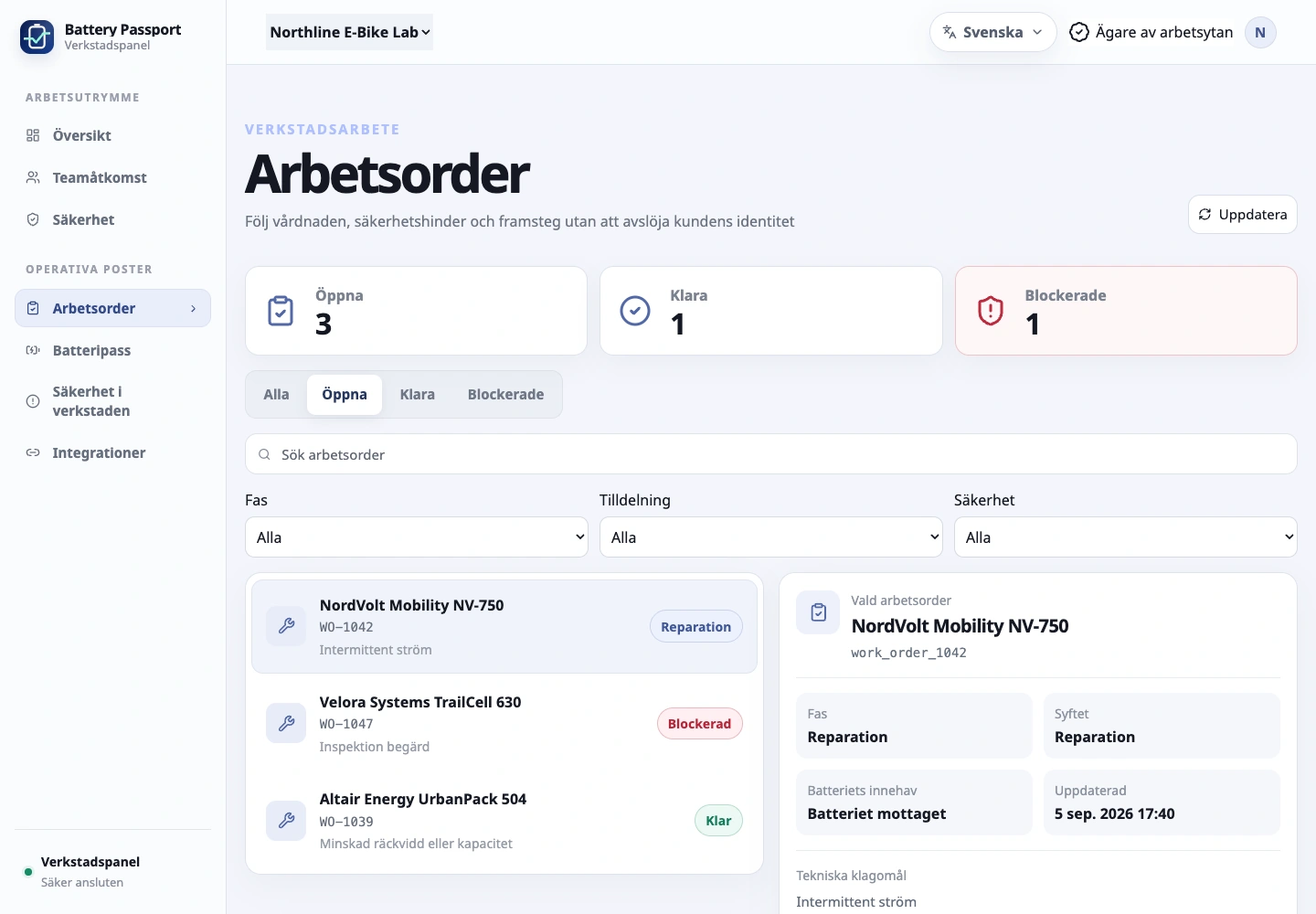 Styr verkstaden från webbpanelen: Teknikern arbetar med batteriet i mobilappen, medan ägare och arbetsledare följer verksamheten i webbpanelen.